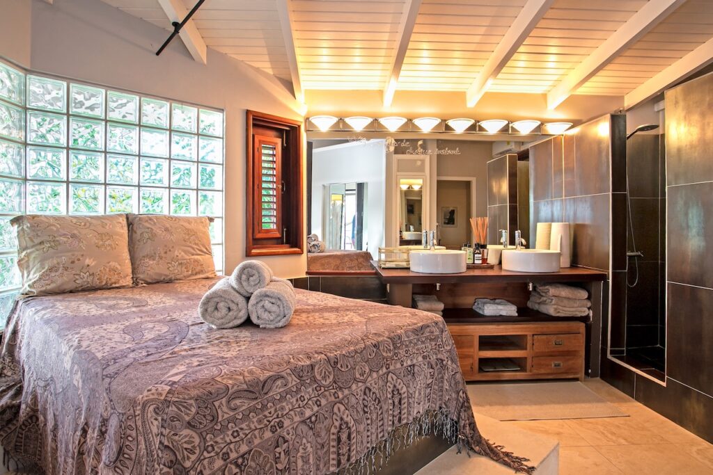 Almond Grove Estate, 3Br and 3 Baths, Infinity Pool, breathtaking views, St. Maarten SXM