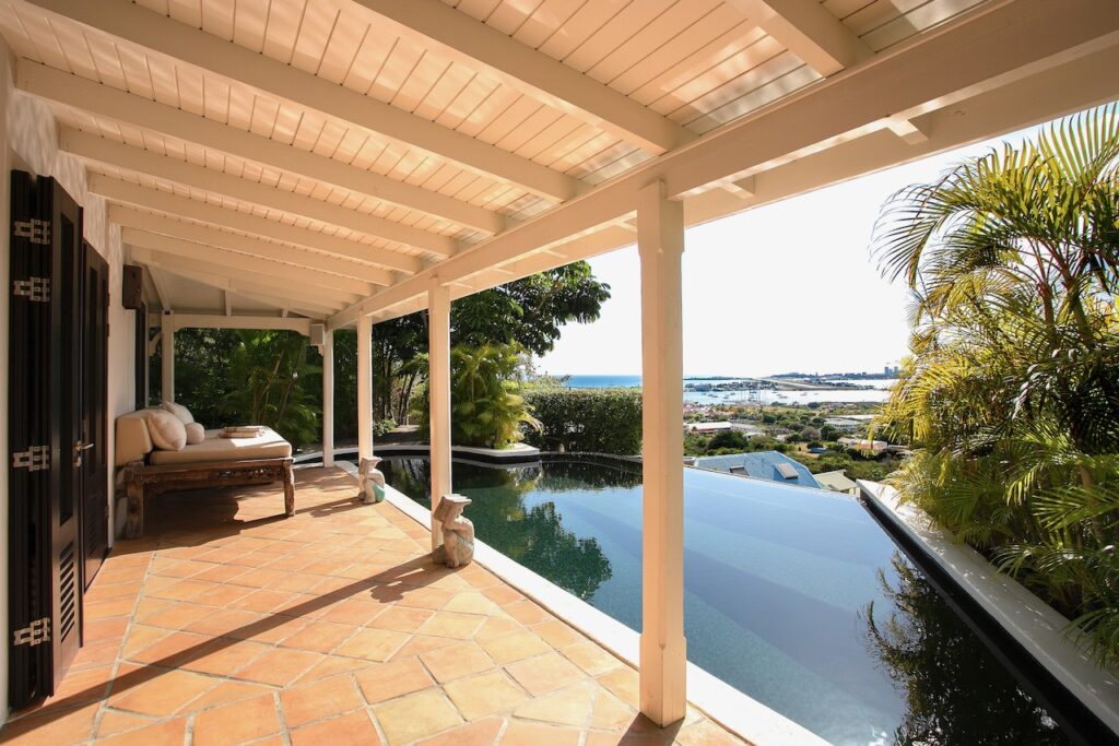 Almond Grove Estate, 3Br and 3 Baths, Infinity Pool, breathtaking views, St. Maarten SXM