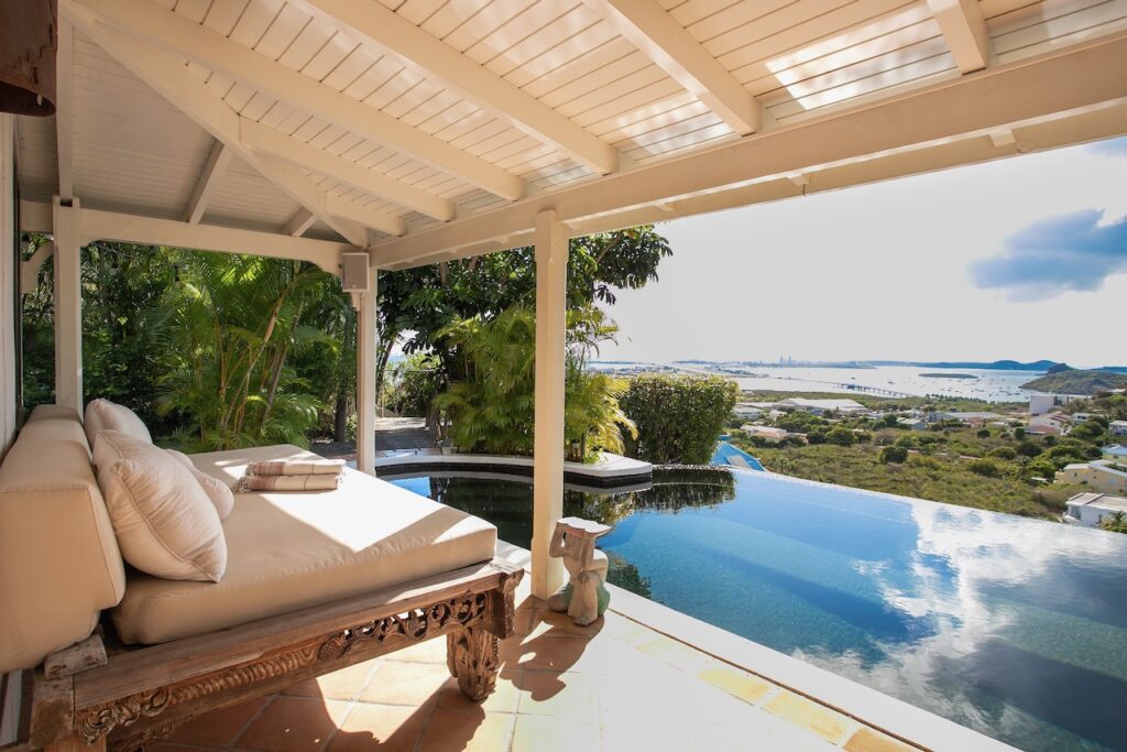 Almond Grove Estate, 3Br and 3 Baths, Infinity Pool, breathtaking views, St. Maarten SXM