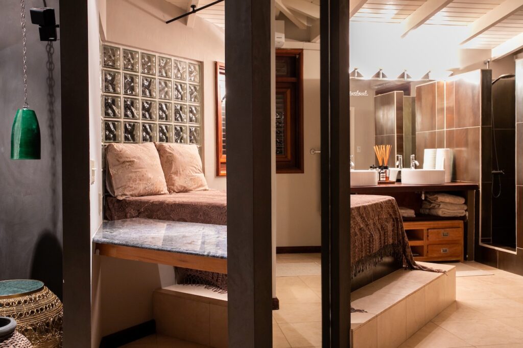 Almond Grove Estate, 3Br and 3 Baths, Infinity Pool, breathtaking views, St. Maarten SXM
