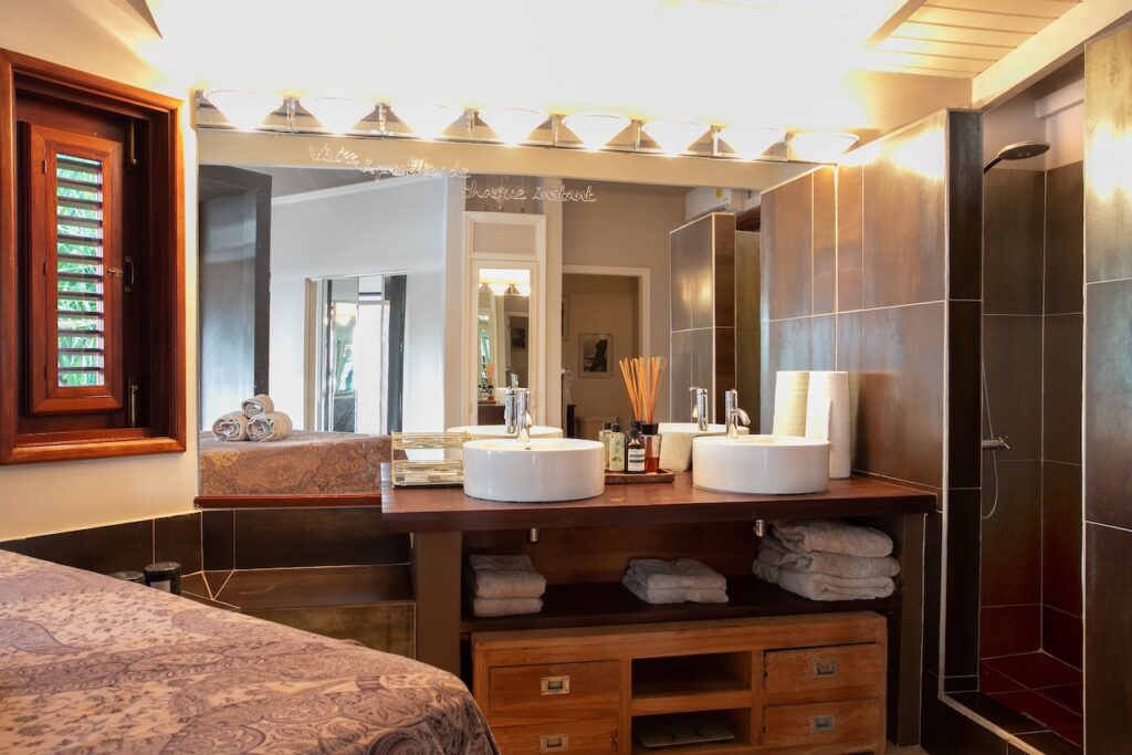 Almond Grove Estate, 3Br and 3 Baths, Infinity Pool, breathtaking views, St. Maarten SXM