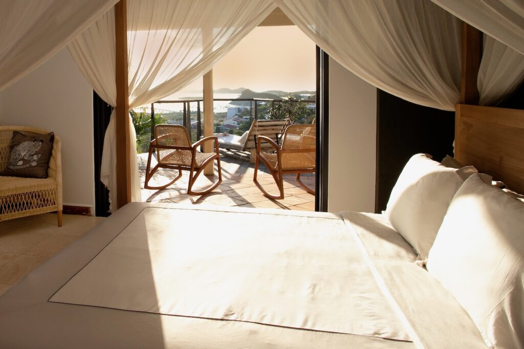 Almond Grove Estate, 3Br and 3 Baths, Infinity Pool, breathtaking views, St. Maarten SXM