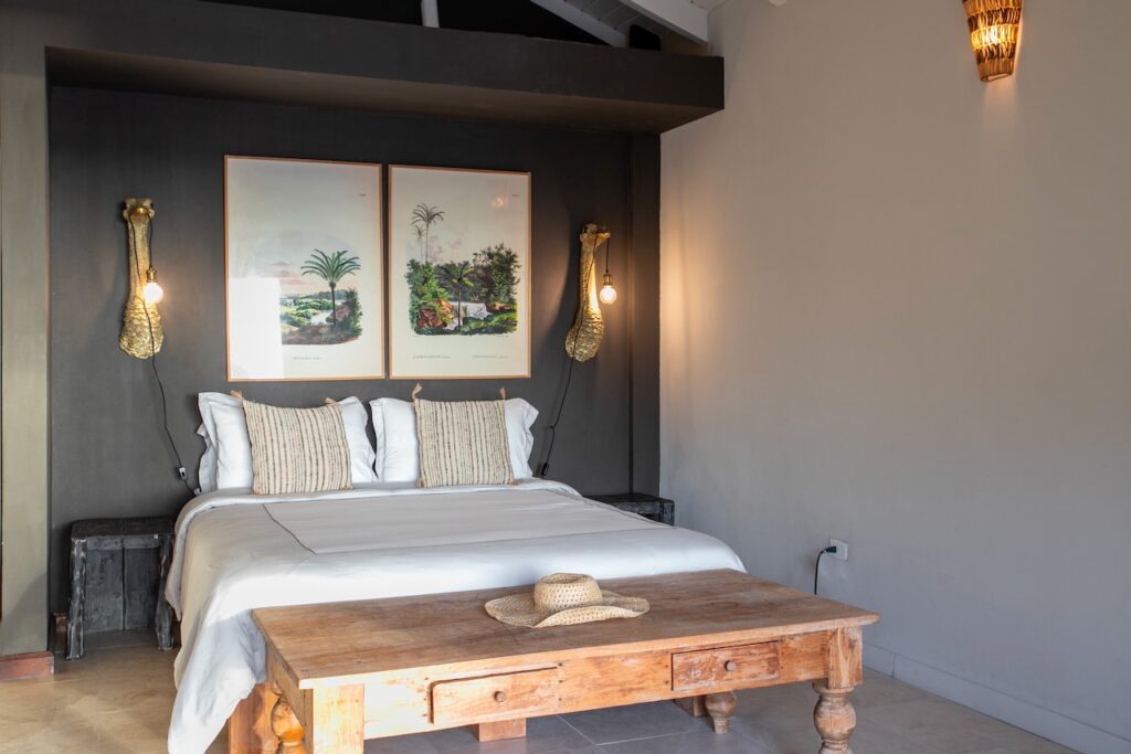 Almond Grove Estate, 3Br and 3 Baths, Infinity Pool, breathtaking views, St. Maarten SXM
