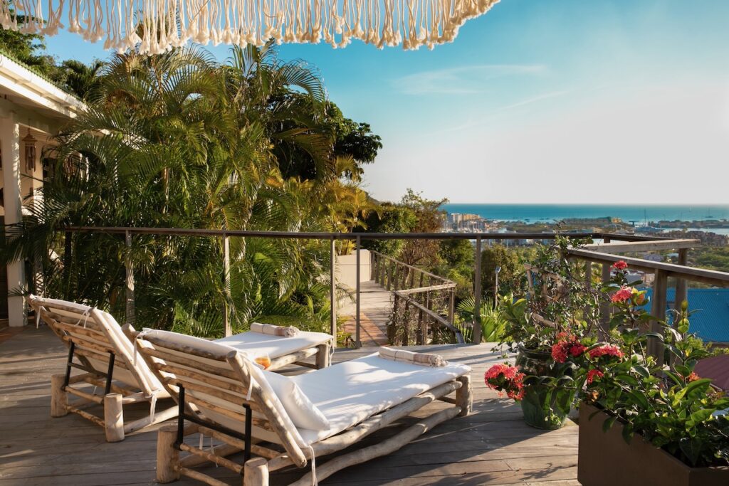 Almond Grove Estate, 3Br and 3 Baths, Infinity Pool, breathtaking views, St. Maarten SXM