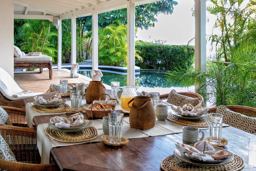 Almond Grove Estate, 3Br and 3 Baths, Infinity Pool, breathtaking views, St. Maarten SXM
