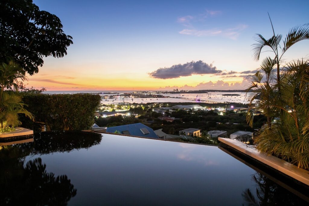 Almond Grove Estate, 3Br and 3 Baths, Infinity Pool, breathtaking views, St. Maarten SXM