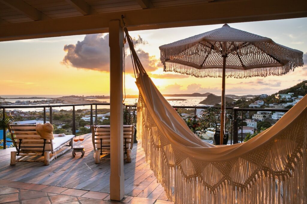 Almond Grove Estate, 3Br and 3 Baths, Infinity Pool, breathtaking views, St. Maarten SXM