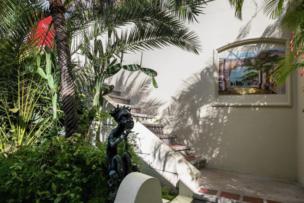 Almond Grove Estate, 3Br and 3 Baths, Infinity Pool, breathtaking views, St. Maarten SXM