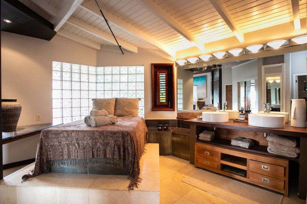 Almond Grove Estate, 3Br and 3 Baths, Infinity Pool, breathtaking views, St. Maarten SXM