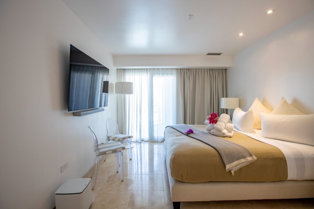 Deluxe 2 Bedroom Beachfront Condo Cliff, Cupecoy Beach, St. Maarten