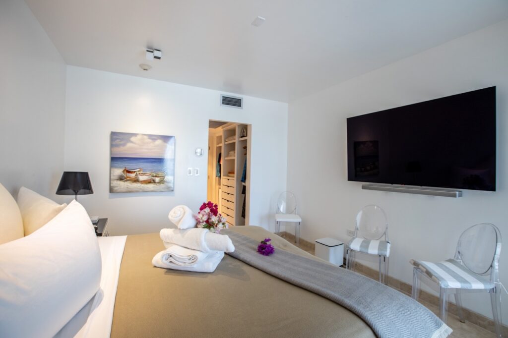 Deluxe 2 Bedroom Beachfront Condo Cliff, Cupecoy Beach, St. Maarten