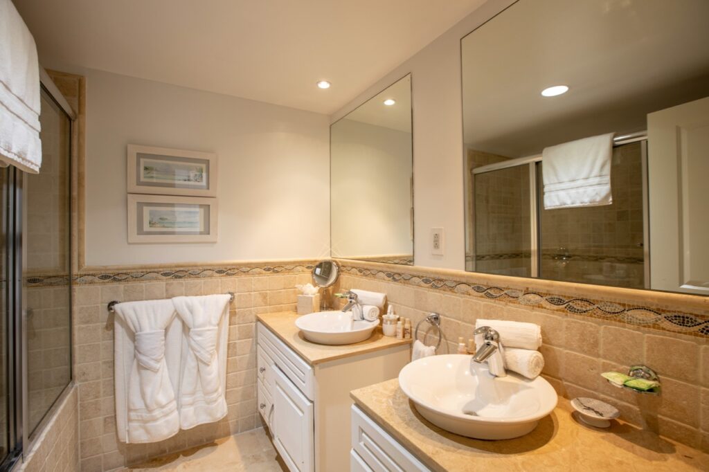 Deluxe 2 Bedroom Beachfront Condo Cliff, Cupecoy Beach, St. Maarten