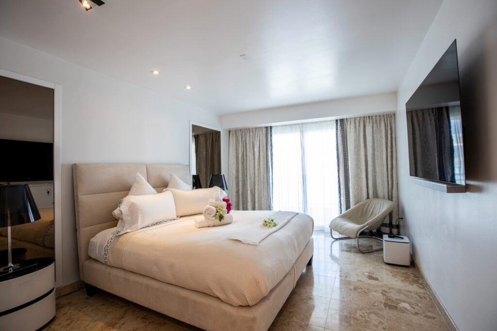 Deluxe 2 Bedroom Beachfront Condo Cliff, Cupecoy Beach, St. Maarten