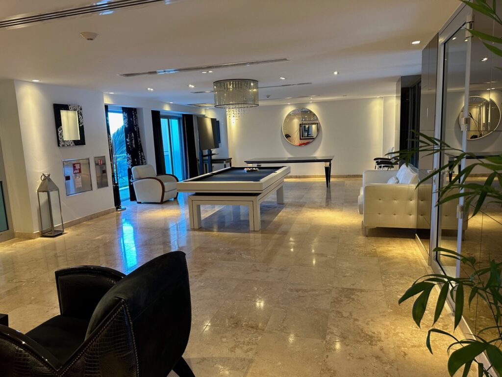 Deluxe 2 Bedroom Beachfront Condo Cliff, Cupecoy Beach, St. Maarten