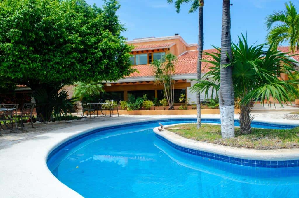 Contemporary pool in a new Cancun residential development