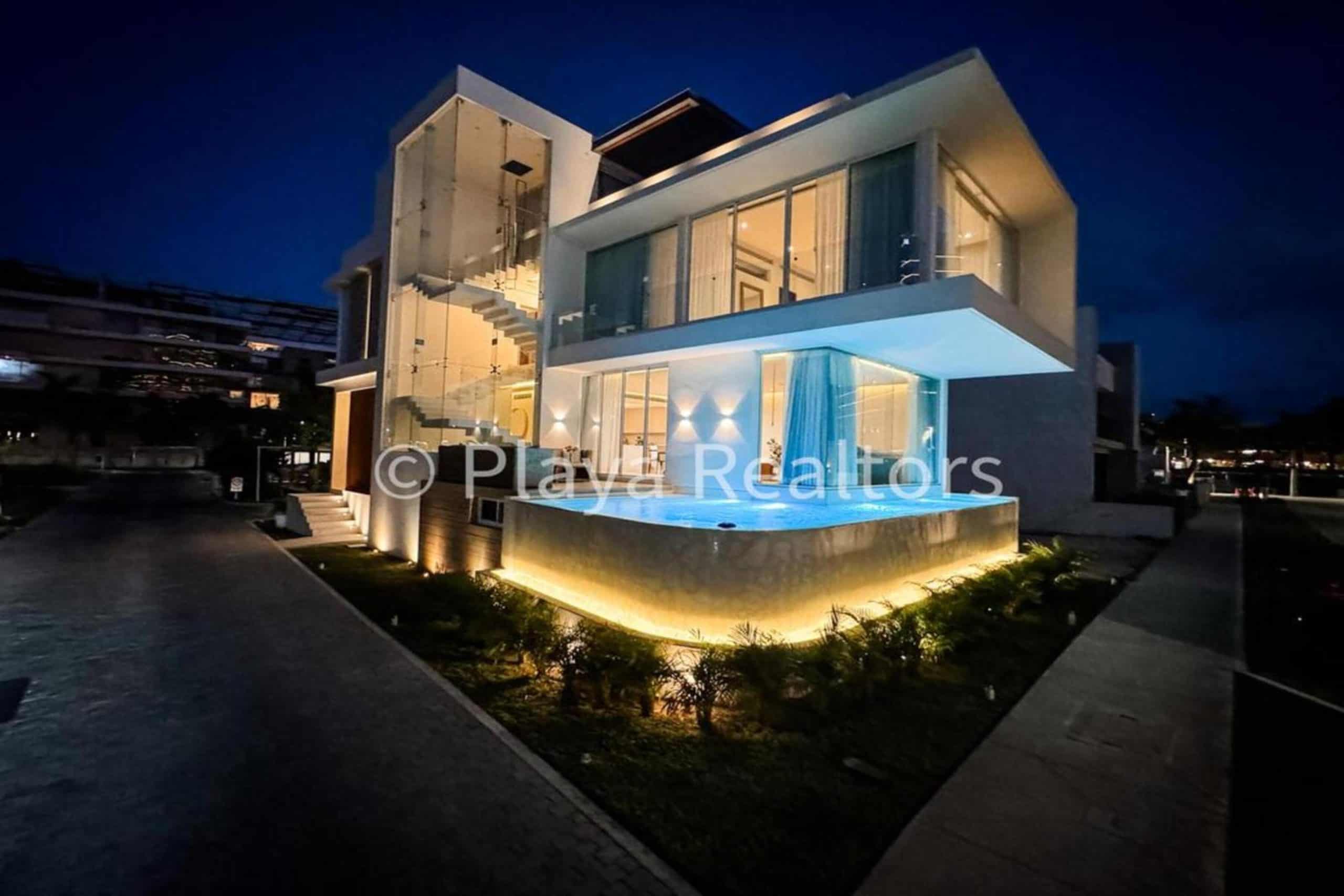 Modern luxury villa with ocean view for sale in Cancun