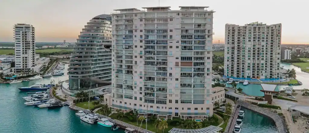 Prime location of Puerto Cancun situated between the Hotel Zone and Downtown Cancun.