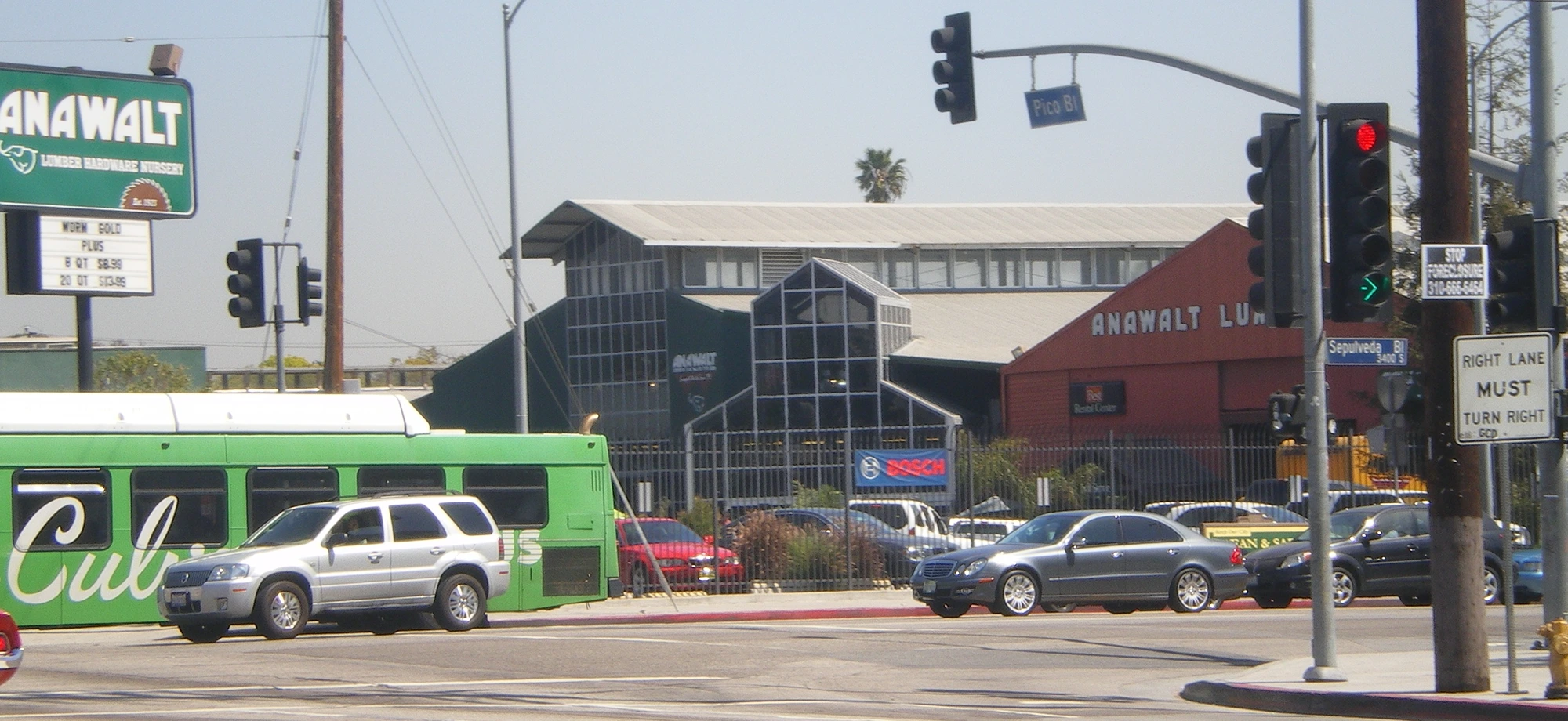 Picture of traffic at the intersection near where the Culver City boring tunnel was intended to run. Image originally from Wikimedia Commons.