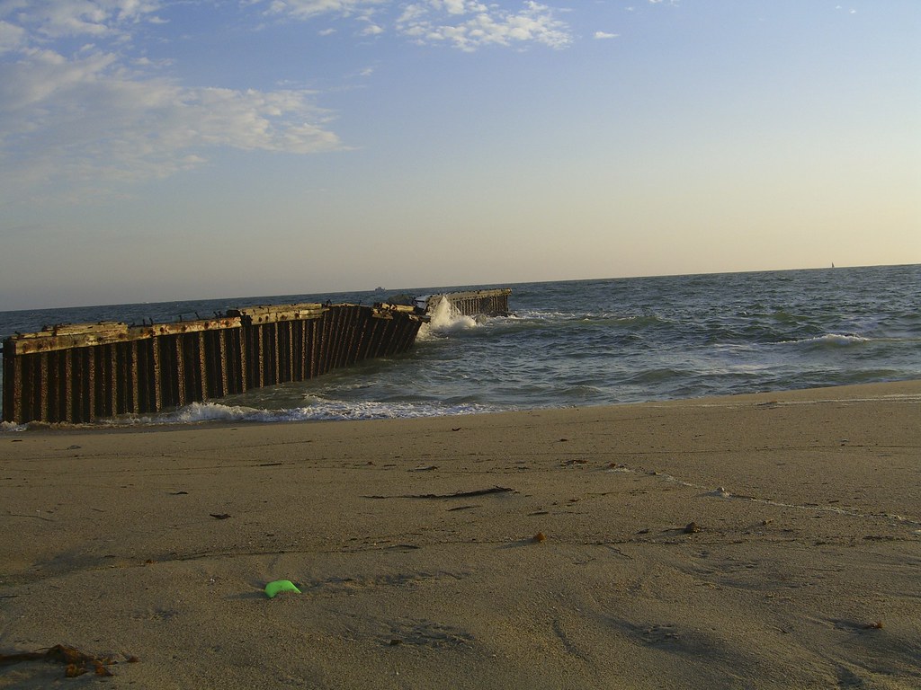 A shoreline that looks quiet and relaxing at Playa Del Ray Beach. (c) Bryan aka dailymatador on Flickr