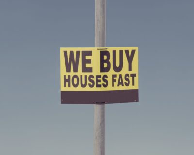 A sketchy looking we buy houses fast sign