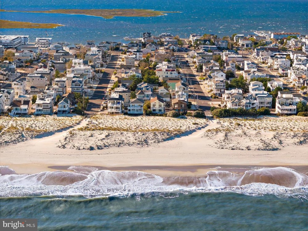 Long Beach Island sits between the ocean and the bay, offering a variety of options for waterfront living.
