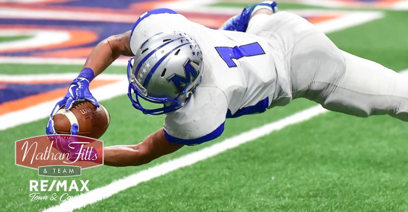 a football player catching the ball