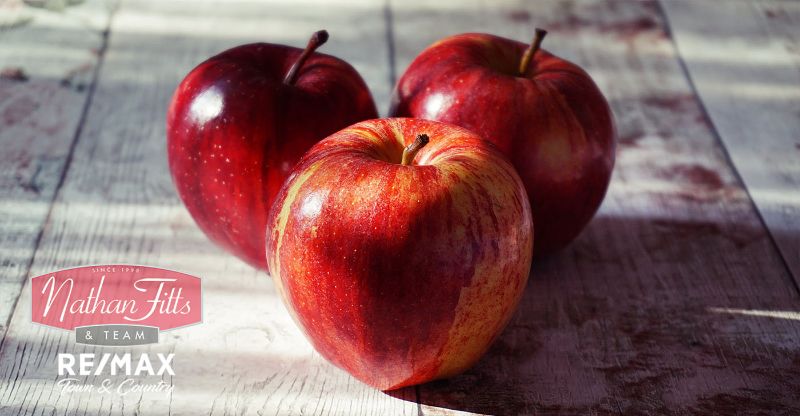 3 red apples