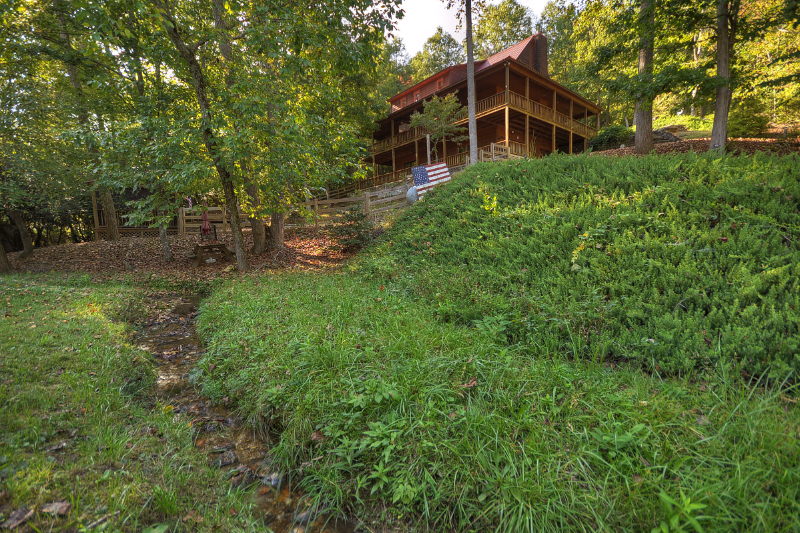Cabin bedroom overlooking Nottely Lake in Blairsville