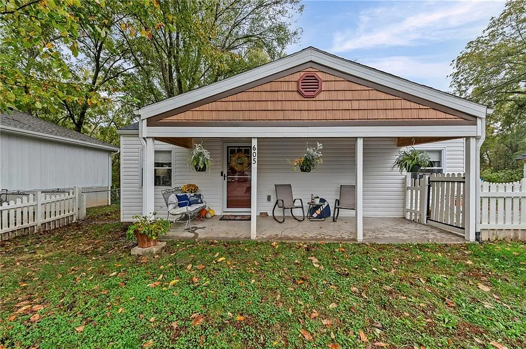The 1942 ranch at 605 4th Street, Weston — 605 4th Street, Weston MO