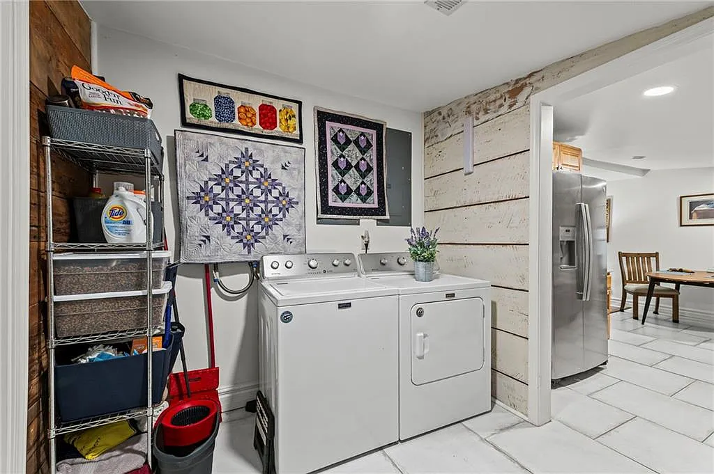 Main-level laundry — 605 4th Street, Weston MO