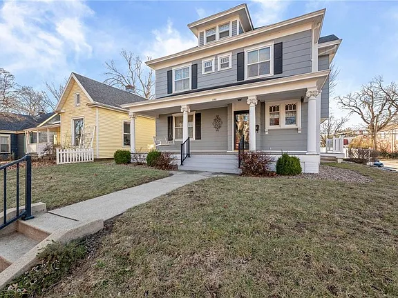 Selling a Longtime Family Home to Downsize — Lexington, MO front exterior
