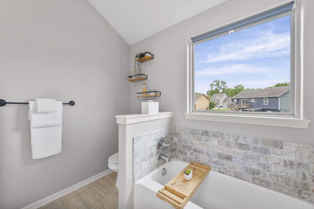 Primary bath with soaking tub at 11907 N Tracy Avenue