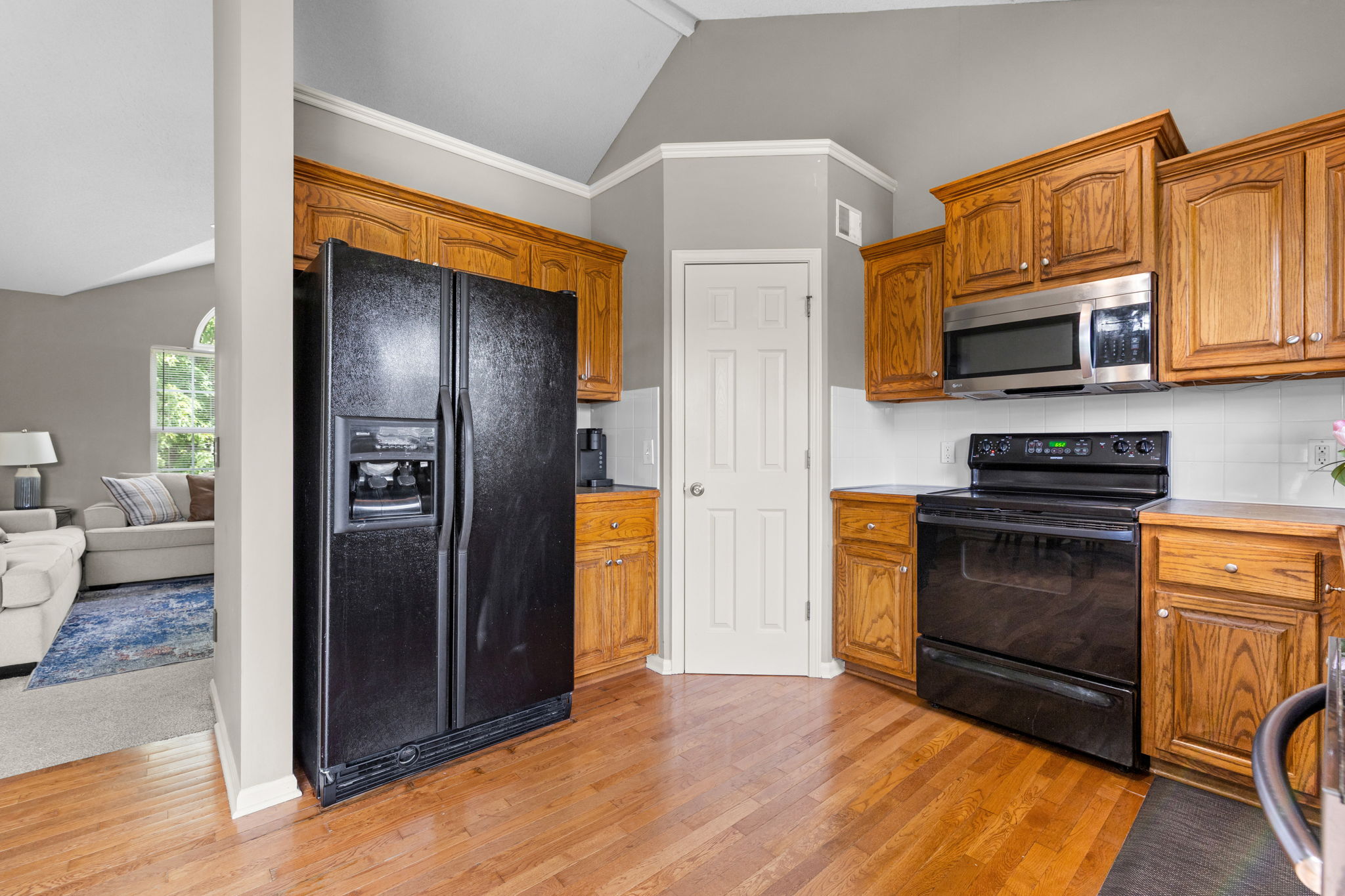 Kitchen with corner pantry, Meadows of Auburndale split-entry