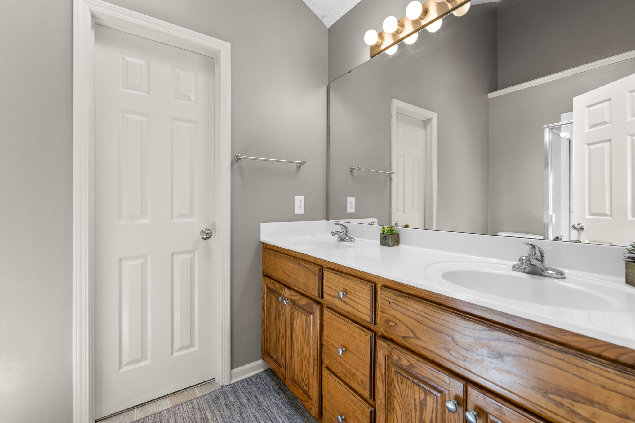 Primary en suite bathroom with double vanity