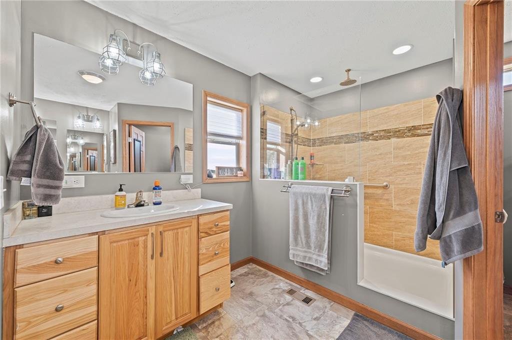 27455 Stephanie Lane Weston MO primary bathroom