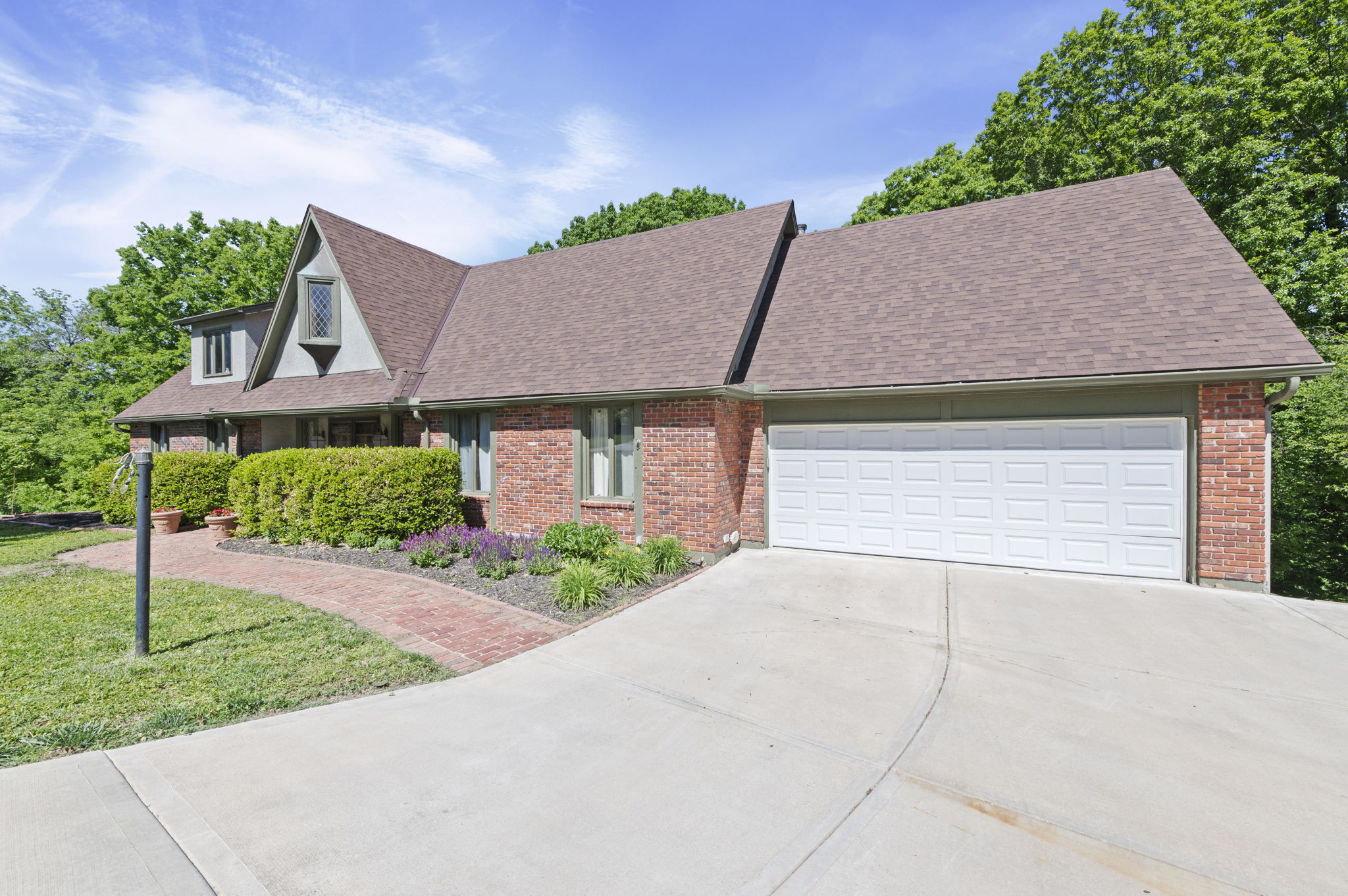 Front exterior and driveway of 616 NW 42nd Terrace in Claymont, Kansas City