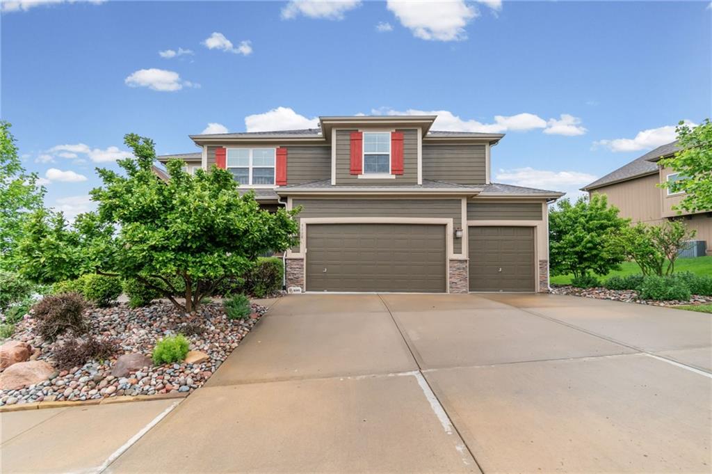 Two-story home with a 3-car garage in Cider Mill Ridge, Parkville, MO