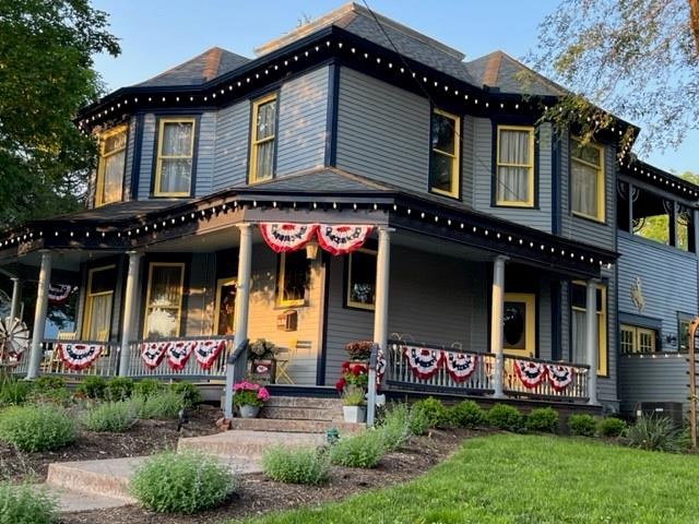 908 Washington Street, Weston, MO — 1880 Victorian exterior, the Firefly Inn
