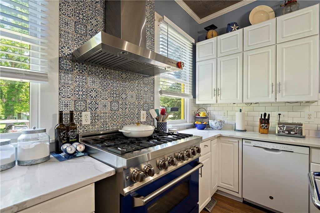 Professional gas range and butler's pantry kitchen at 908 Washington Street, Weston, MO