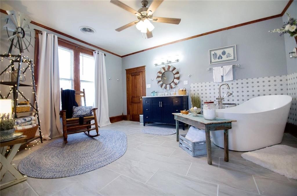 En suite bath with soaking tub at 908 Washington Street, Weston, MO