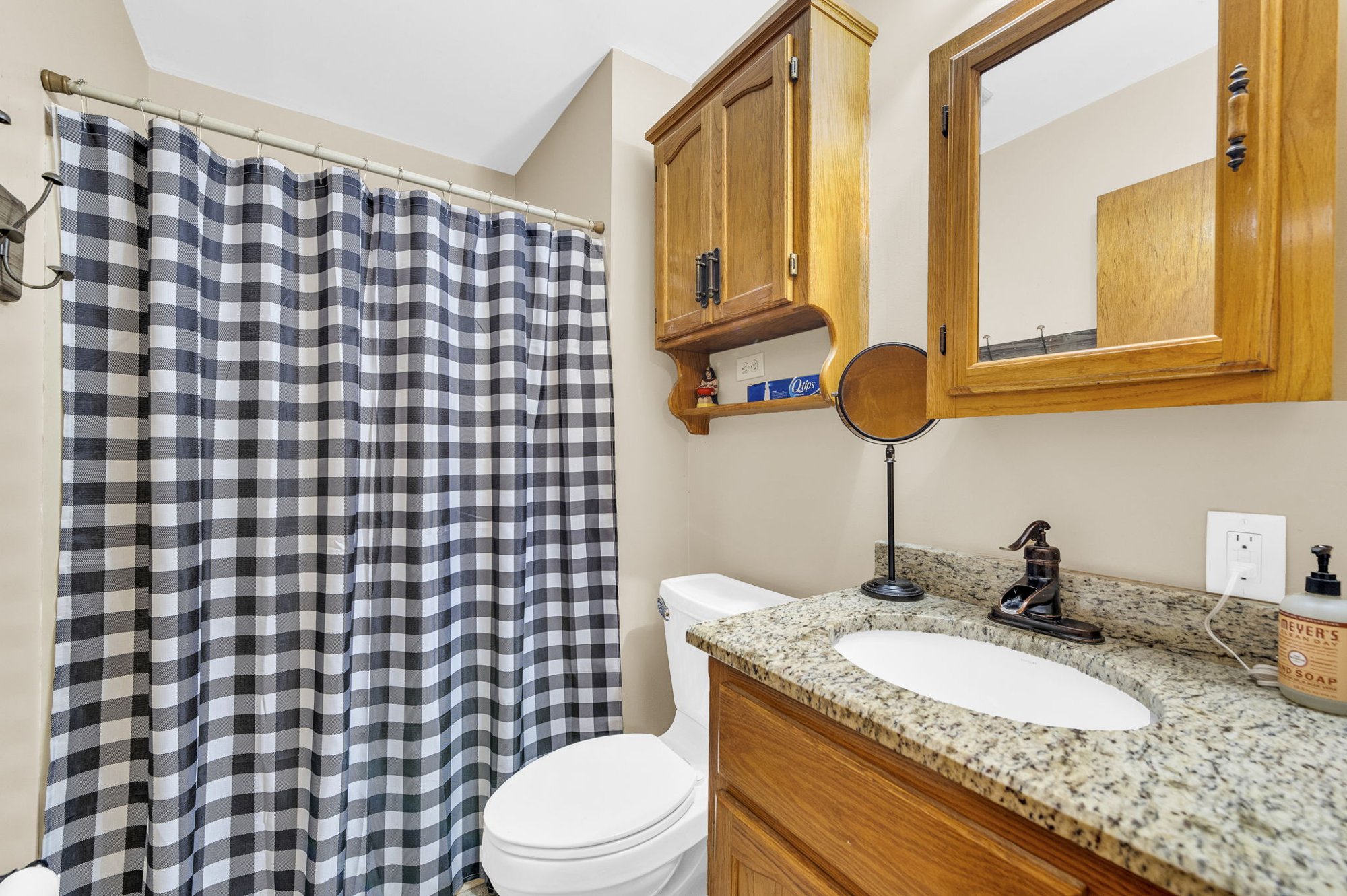 Full bath at 111 Cora Drive, Weston, MO
