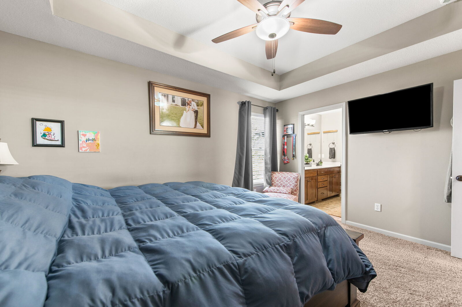 Primary suite with en suite bath at 19204 Corbyn Lane, Smithville, MO
