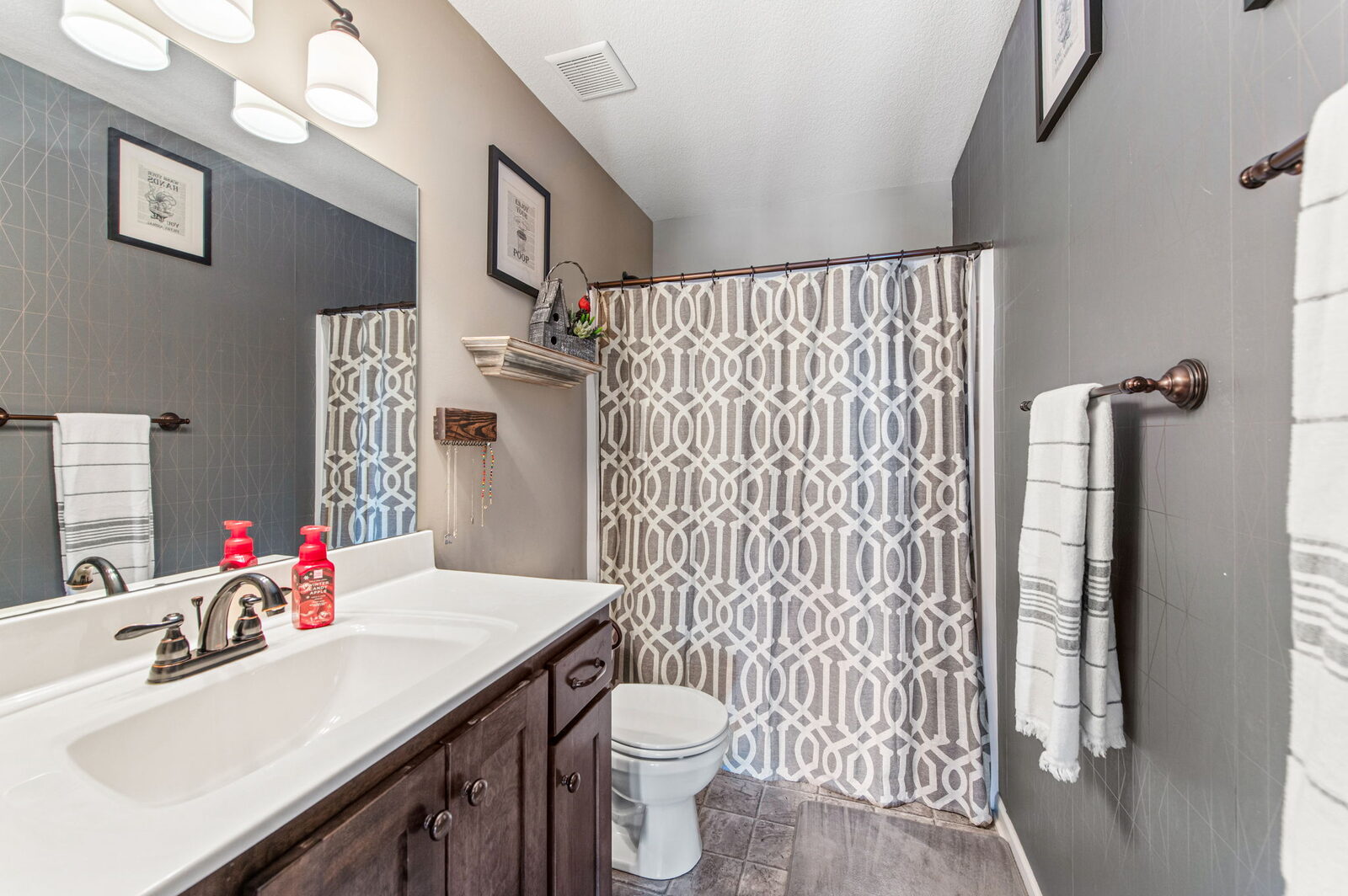 Full bathroom at 19204 Corbyn Lane, Smithville, MO