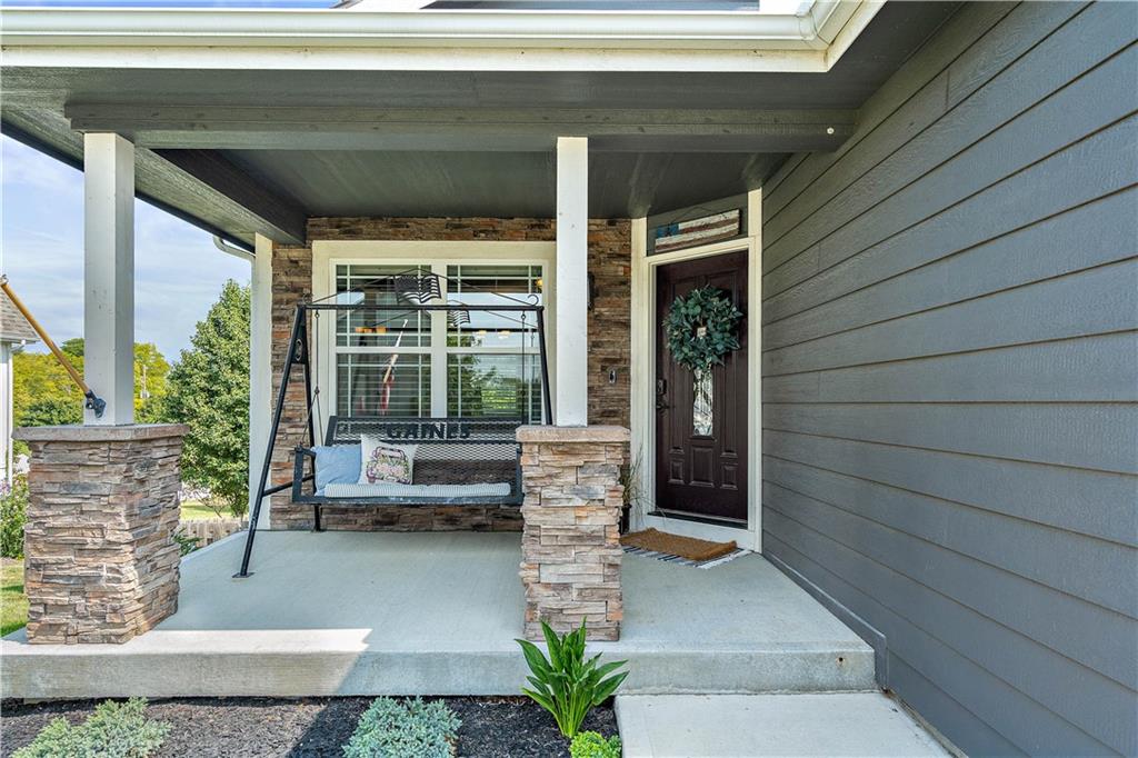 Covered front porch with stone columns on a ranch home in Weston, MO