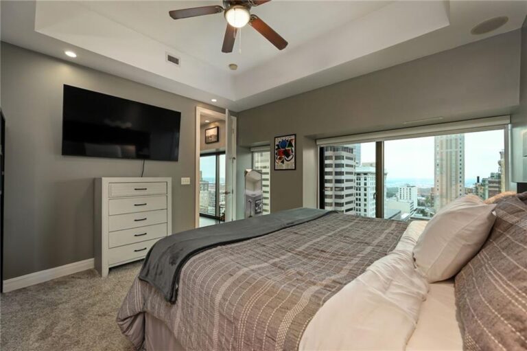 Bedroom with tray ceiling, ceiling fan and carpet, Wallstreet Towers, downtown Kansas City, MO