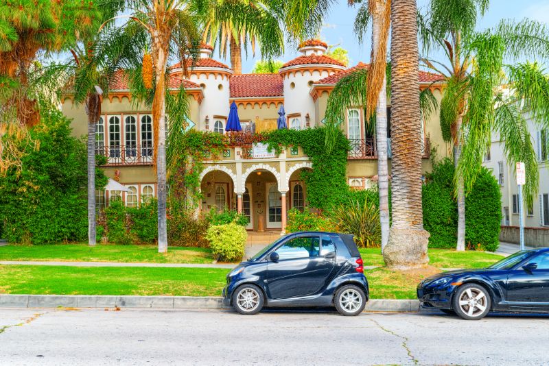 urban views of the beverly hills area and residential buildings on the hollywood