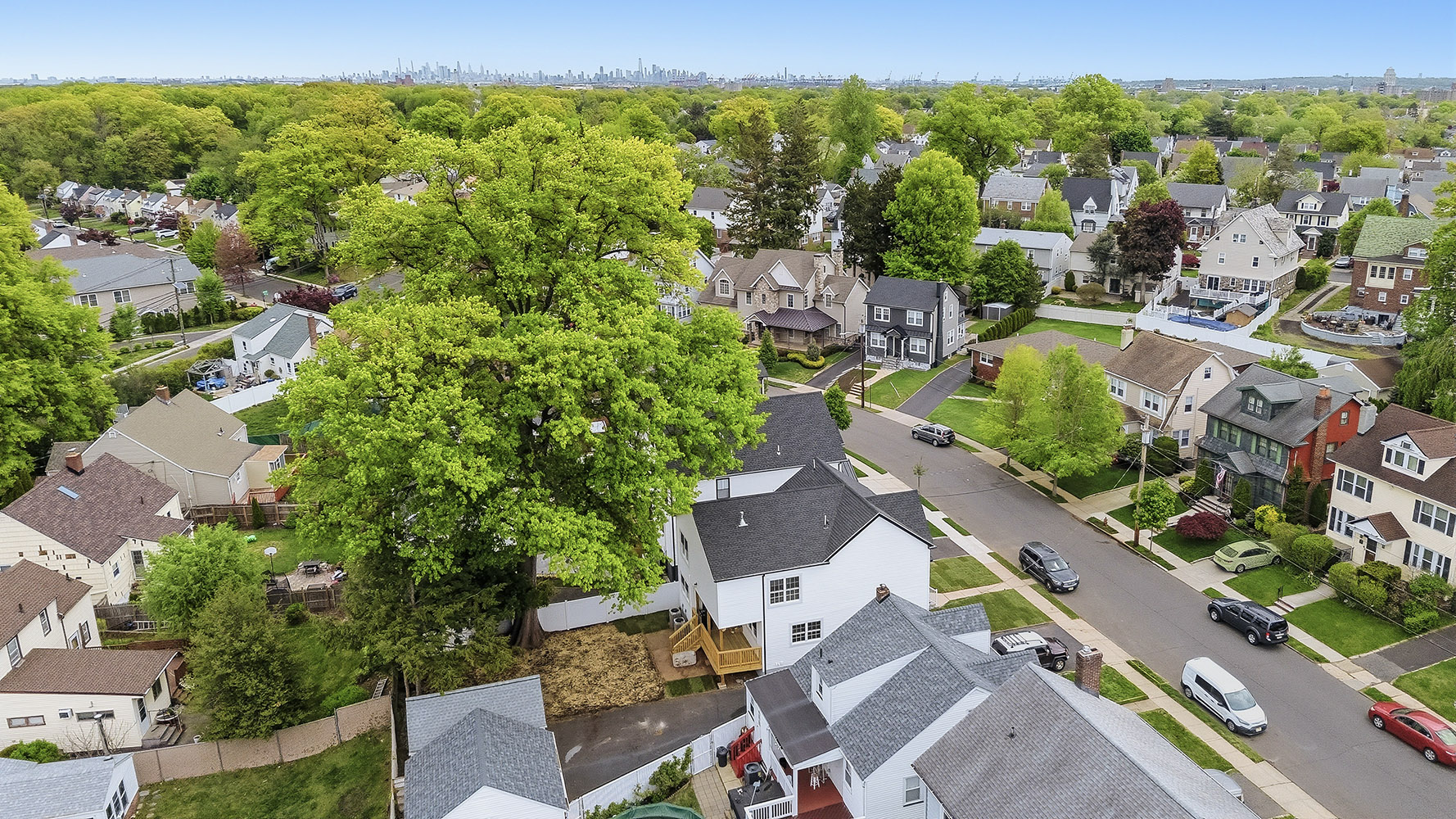 Living in Elizabeth, NJ: Neighborhoods & Commute Guide