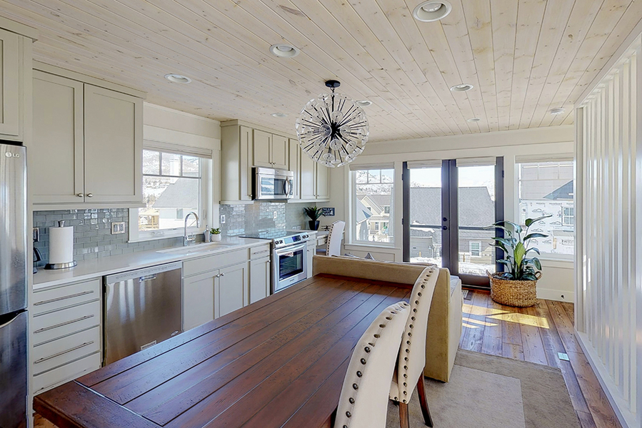 404 Porcupine Lane – Lookout Home