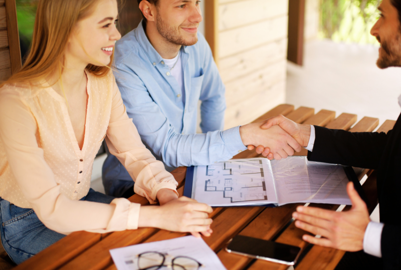 Bainbridge Island Washington Real Estate Agent assisting home sellers.