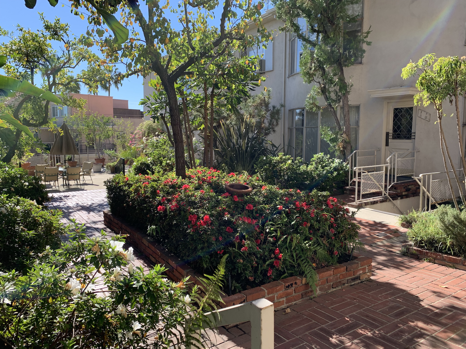 8450 De Longpre Ave